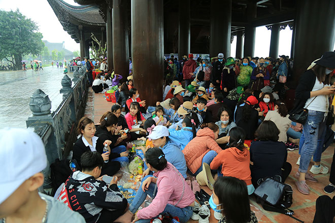 Vạn người đội mưa lớn đổ về chùa Tam Chúc gây quá tải - 11