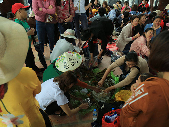 Vạn người đội mưa lớn đổ về chùa Tam Chúc gây quá tải - 13