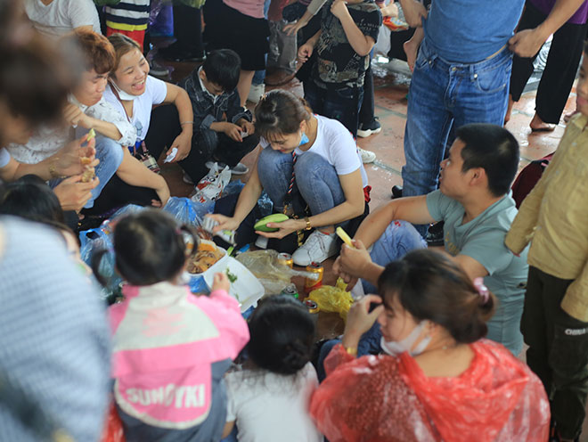 Vạn người đội mưa lớn đổ về chùa Tam Chúc gây quá tải - 14