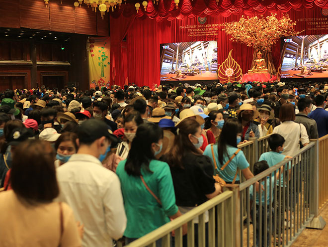 Vạn người đội mưa lớn đổ về chùa Tam Chúc gây quá tải - 5