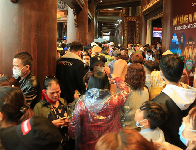 Vạn người đội mưa lớn đổ về chùa Tam Chúc gây quá tải - 6