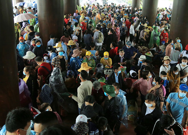 Vạn người đội mưa lớn đổ về chùa Tam Chúc gây quá tải - 9