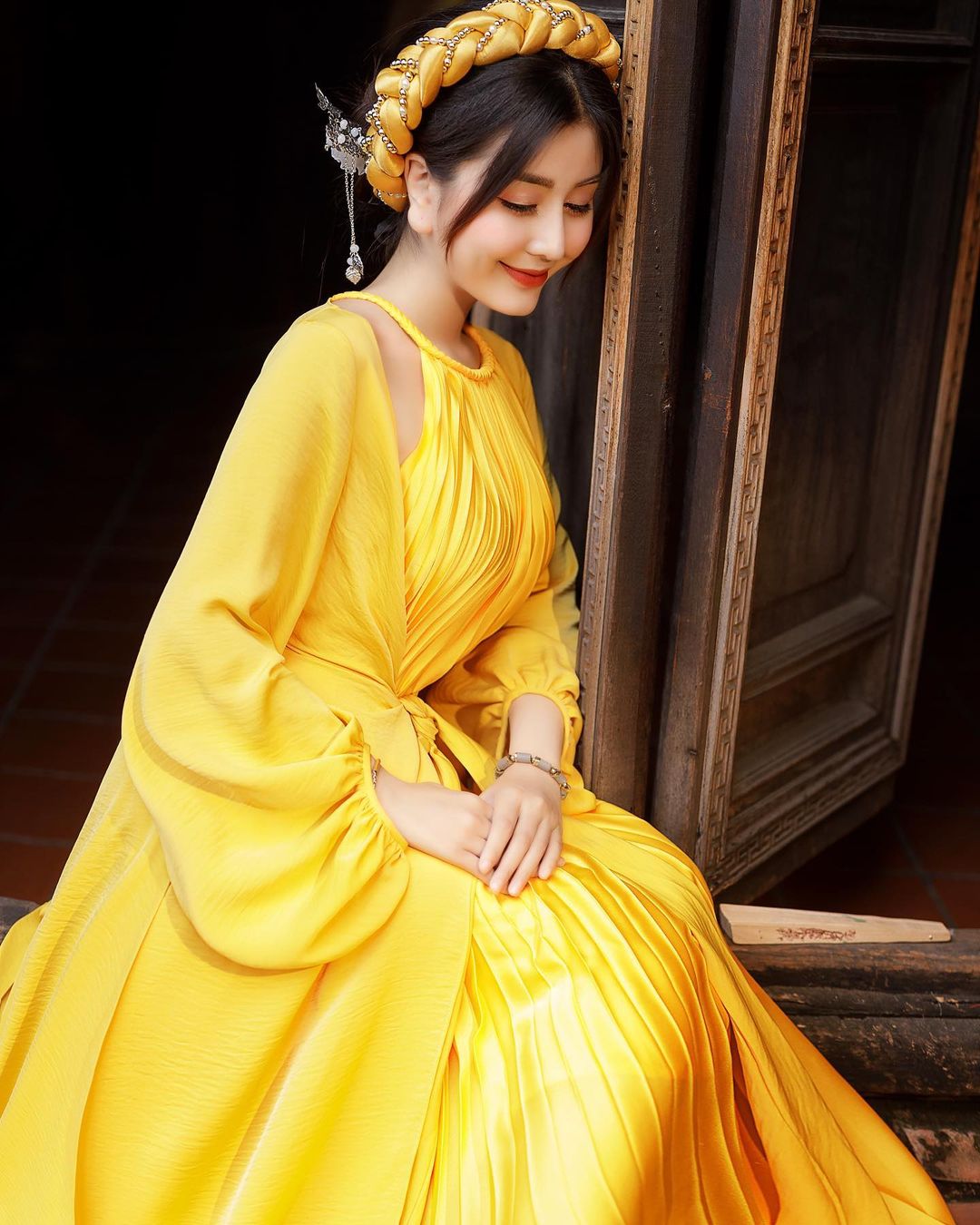 Có đường cong trời ban, nữ sinh hot nhất Sài thành trổ tài tạo dáng “đau lưng” - 9