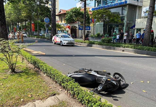 Đang chạy xe máy, một người nước ngoài bất ngờ ngã ra đường tử vong - 1