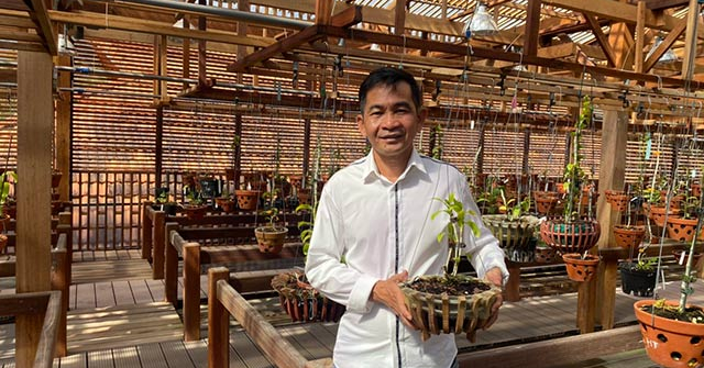 Ông chủ Nguyễn Văn Toán chia sẻ kinh nghiệm chăm lan dù là tay ngang