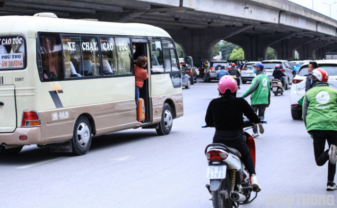 Ảnh: Thót tim những màn "đua tốc độ" giành khách của tài xế xe ôm Hà Nội - 5