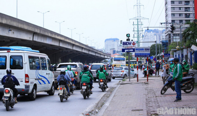 Ảnh: Thót tim những màn &#34;đua tốc độ&#34; giành khách của tài xế xe ôm Hà Nội - 1