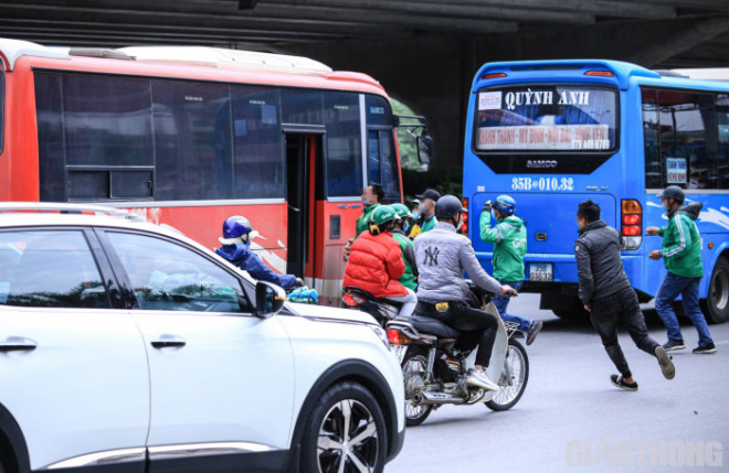 Ảnh: Thót tim những màn "đua tốc độ" giành khách của tài xế xe ôm Hà Nội - 2