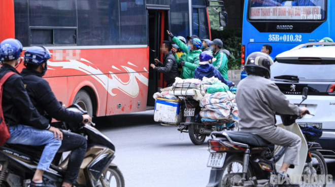 Ảnh: Thót tim những màn "đua tốc độ" giành khách của tài xế xe ôm Hà Nội - 3