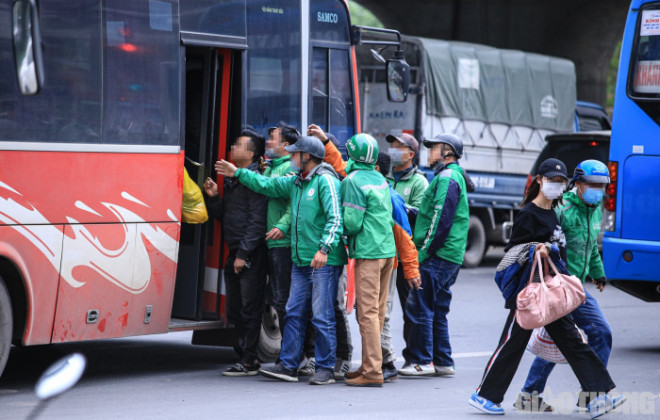 Ảnh: Thót tim những màn "đua tốc độ" giành khách của tài xế xe ôm Hà Nội - 4