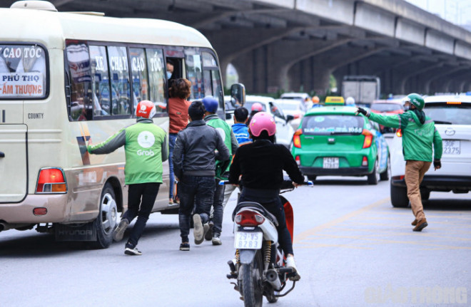 Ảnh: Thót tim những màn "đua tốc độ" giành khách của tài xế xe ôm Hà Nội - 6