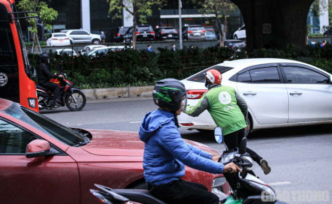 Ảnh: Thót tim những màn "đua tốc độ" giành khách của tài xế xe ôm Hà Nội - 7