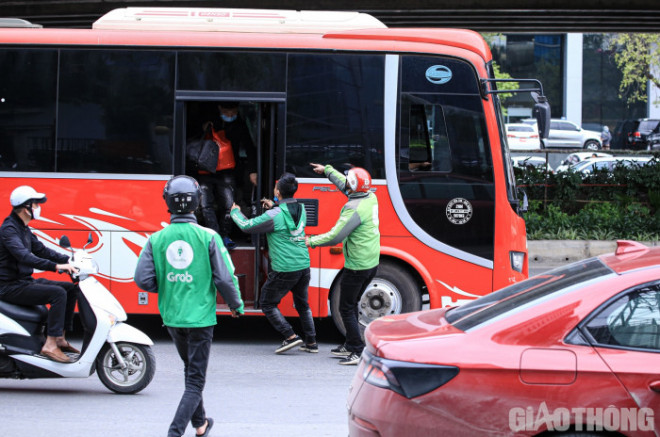 Ảnh: Thót tim những màn "đua tốc độ" giành khách của tài xế xe ôm Hà Nội - 8