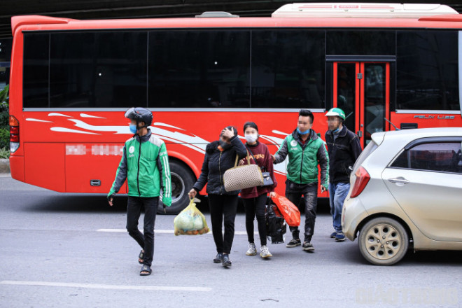 Ảnh: Thót tim những màn "đua tốc độ" giành khách của tài xế xe ôm Hà Nội - 9