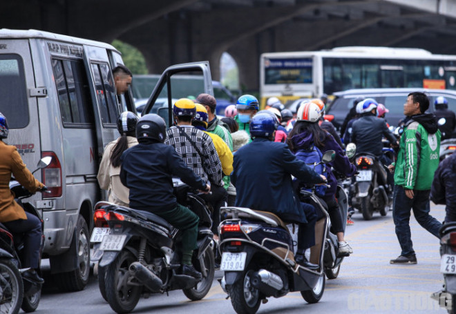 Ảnh: Thót tim những màn "đua tốc độ" giành khách của tài xế xe ôm Hà Nội - 10