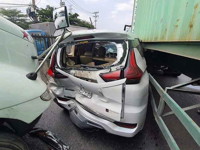 Ớn lạnh hình ảnh ô tô 7 chỗ biến dạng, bị kẹp chặt giữa 2 xe container - 2