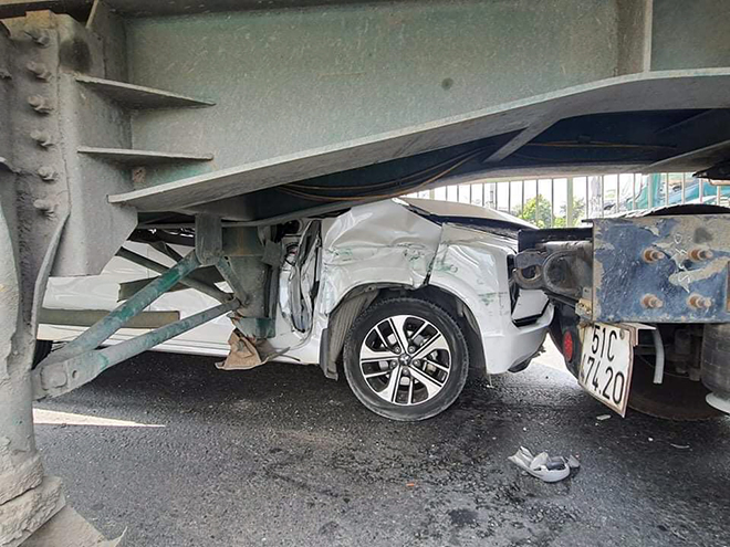 Ớn lạnh hình ảnh ô tô 7 chỗ biến dạng, bị kẹp chặt giữa 2 xe container - 3