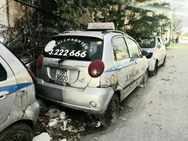Giật mình dàn xe taxi "rác" vứt la liệt chật vỉa hè ở Hải Phòng - 8