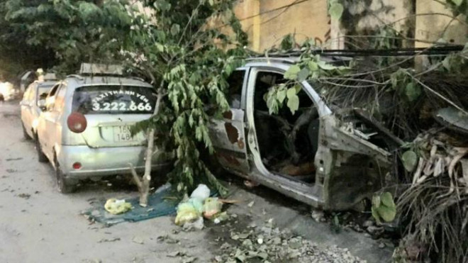 Giật mình dàn xe taxi "rác" vứt la liệt chật vỉa hè ở Hải Phòng - 4