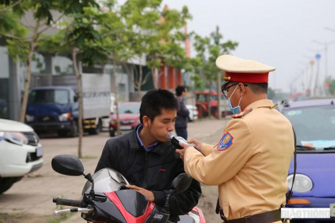 Nể bạn uống 1 lon bia, bị phạt 7 triệu đồng - 3