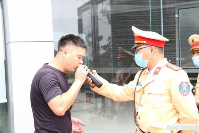 Nể bạn uống 1 lon bia, bị phạt 7 triệu đồng - 7