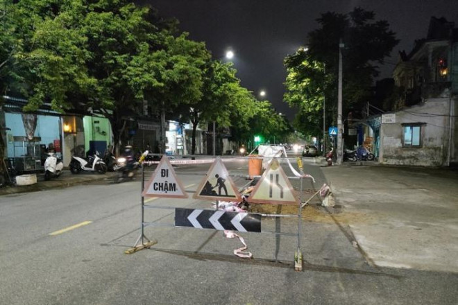 Người phụ nữ đi xe máy bất ngờ rơi hố ga đang thi công không cảnh báo - 4