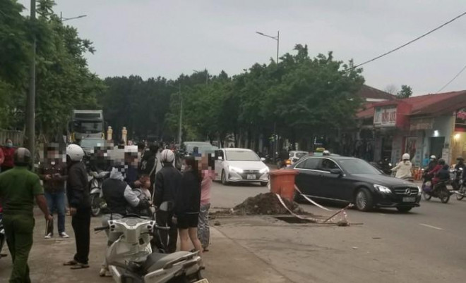 Người phụ nữ đi xe máy bất ngờ rơi hố ga đang thi công không cảnh báo - 2