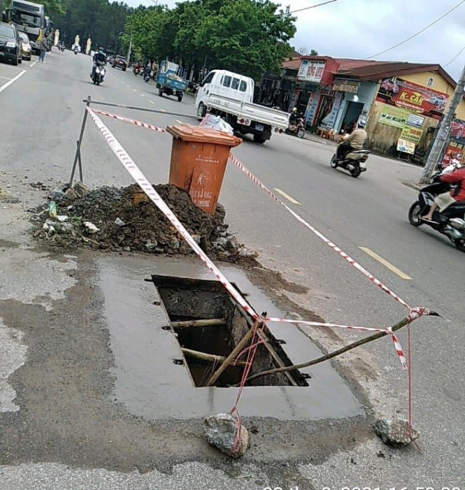 Người phụ nữ đi xe máy bất ngờ rơi hố ga đang thi công không cảnh báo - 3