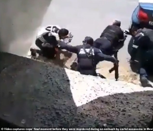 Mexico: Giây phút cuối cùng của 5 cảnh sát trước khi thiệt mạng vì băng đảng phục kích - 1