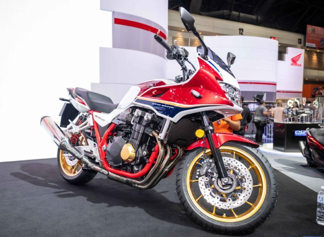 Gần đây Honda đã công bố bộ đôi mô tô CB1300 Super Four và CB1300 Bold’Or ra thị trường, gợi nhắc lại mẫu xế nổ CB750 Four lừng danh một thời. Ảnh CB1300 Bold’Or tại Motor Show 2021.
