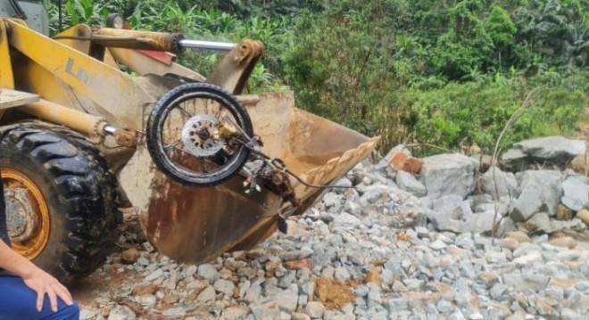 Tìm kiếm 11 công nhân tại Rào Trăng: Ứa nước mắt khi thấy các vật dụng - 4