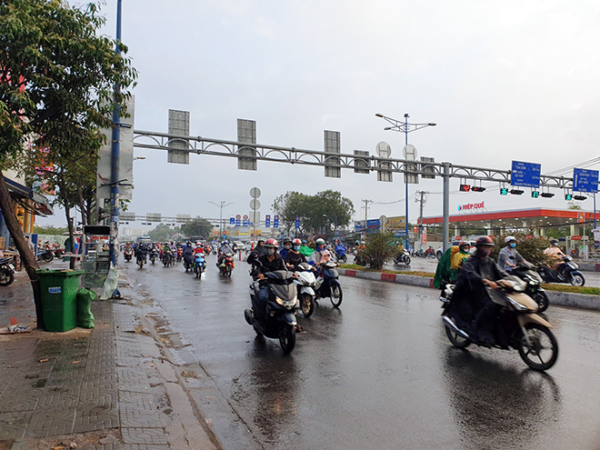 “Mưa vàng” đổ xuống Sài Gòn sau chuỗi ngày nắng như đổ lửa - 3