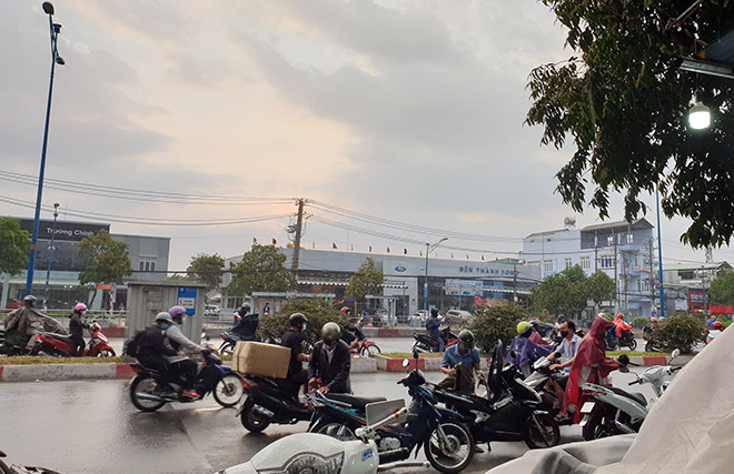 “Mưa vàng” đổ xuống Sài Gòn sau chuỗi ngày nắng như đổ lửa - 4