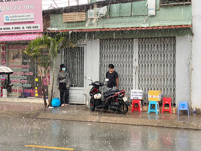 “Mưa vàng” đổ xuống Sài Gòn sau chuỗi ngày nắng như đổ lửa - 6