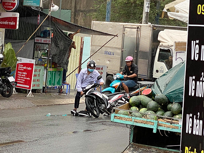 “Mưa vàng” đổ xuống Sài Gòn sau chuỗi ngày nắng như đổ lửa - 7