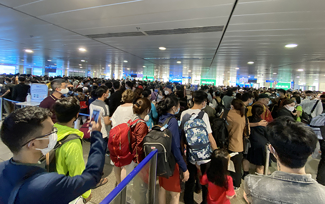 Bất ngờ với hình ảnh biển người “rồng rắn” ở sân bay Tân Sơn Nhất ngày cuối tuần - 12