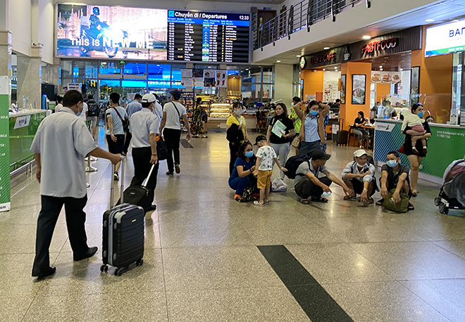 Bất ngờ với hình ảnh biển người “rồng rắn” ở sân bay Tân Sơn Nhất ngày cuối tuần - 4