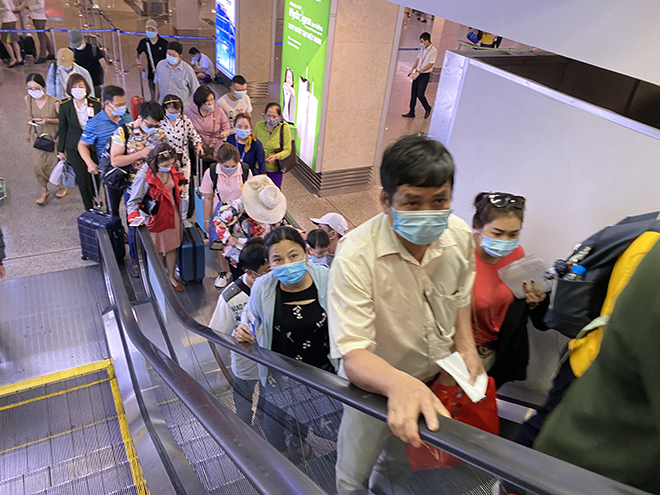 Bất ngờ với hình ảnh biển người “rồng rắn” ở sân bay Tân Sơn Nhất ngày cuối tuần - 5