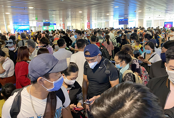 Bất ngờ với hình ảnh biển người “rồng rắn” ở sân bay Tân Sơn Nhất ngày cuối tuần - 6