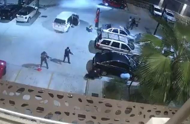 Video: Hãi hùng cảnh tay súng xả đạn nhằm vào 4 người đứng bên ngoài quán bar ở Mexico - 1