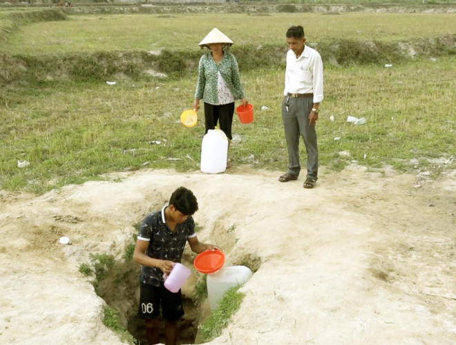 Lạ kỳ giếng nước ngọt tự nhiên cứ vơi lại đầy ngay giữa cánh đồng khô cháy ở huyện Tri Tôn - 4
