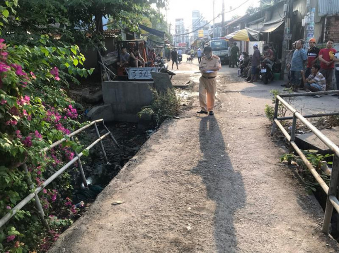 TP.HCM: Phát hiện người đàn ông chết cạnh xe đạp dưới kênh - 2