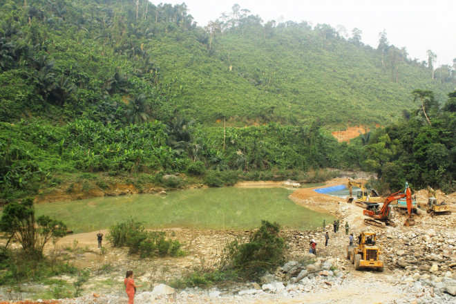 Dùng máy bơm khủng để hút nước, tìm người mất tích dưới lòng sông Rào Trăng - 8