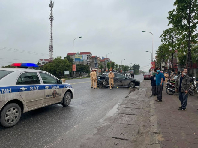 CLIP: Xe máy tông thẳng vào xế hộp đang lùi từ nhà ra đường - 1