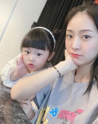 Soyul chụp ảnh cận mặt khoe làn da trắng tinh không tỳ vết khiến hội chị em ngưỡng mộ - 2