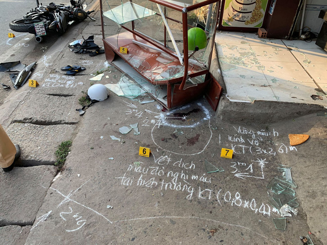 Hai thanh niên văng vào tủ kính bên đường sau va chạm với xe ba bánh - 2