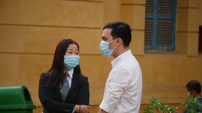 Tiếp viên hàng không làm lây lan dịch COVID-19 lĩnh 2 năm tù treo - 2