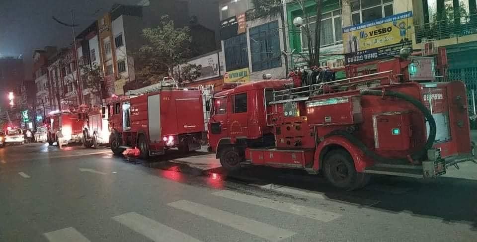 Hà Nội: Sập giàn giáo lúc rạng sáng, cảnh sát dùng cưa cứu người mắc kẹt trong đống đổ nát - 2