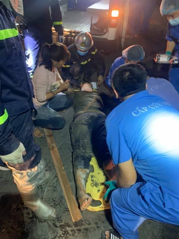 Hà Nội: Sập giàn giáo lúc rạng sáng, cảnh sát dùng cưa cứu người mắc kẹt trong đống đổ nát - 4