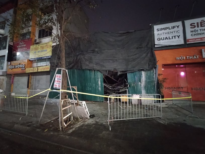 Hà Nội: Sập giàn giáo lúc rạng sáng, cảnh sát dùng cưa cứu người mắc kẹt trong đống đổ nát - 5